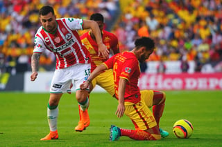 Carlos Guzmán (i), del Morelia, y Luis Gallegos, del Necaxa, durante el juego de la jornada 17 del Torneo Clausura 2018. (Jam Media)