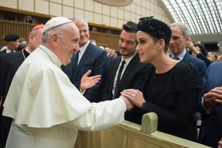 El Papa saludó a Katy Perry, Orlando Bloom y Peter Gabriel en el Vaticano. (EFE) 
