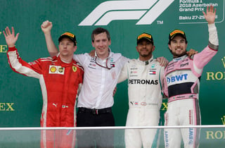 El mexicano posa junto a Hamillton y Raikkonen en el podio del GP en Azerbaiyán.