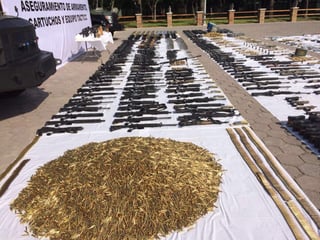 Entre el material bélico incautado al 'Cártel del Noreste', una escisión de 'Los Zetas' que opera en el norte de Tamaulipas, se encuentran 206 armas largas, entre ellas un rifle AK-47 bañado en oro, 14 armas cortas, 2 fusiles Barret, 1 lanza cohetes RPG, 9 aditamentos lanza granadas, 5 mil 468 cargadores, 185 mil 939 cartuchos, 33 cohetes, 13 tubos de carga explosiva TNT, 10 granadas alto explosivo cal 40 mm, 4 cañones para fusil. (ARCHIVO) 