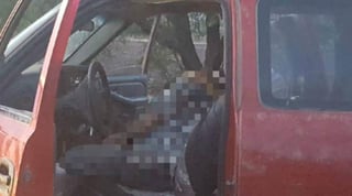 El hombre al ser asesinado cayó sobre su lado derecho, así lo encontraron en la camioneta marca Chevrolet, tipo Silverado, cabina y media, color rojo. (EL SIGLO DE DURANGO)

