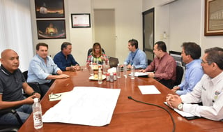 Alcaldesa de Gómez Palacio se reúne con empresarios locales y anuncian inversión para complejo habitacional. (EL SIGLO DE TORREÓN) 
