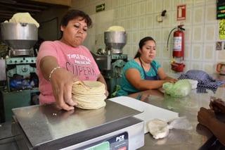 Afectan. El precio de la tortilla, cada vez más caro, no está regulado, sino que se rige conforme a la oferta y la demanda. El precio actual es de 14 a 18 pesos, depende de la calidad y punto de venta. (FERNANDO COMPEÁN)