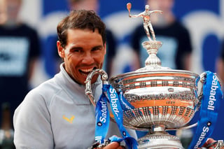 El español Rafael Nadal sostiene el trofeo del torneo de Barcelona. Rafael Nadal se corona  en el Open de Barcelona