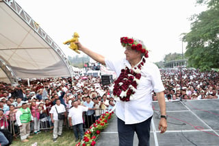 López Obrador abarrotó las plazas en Palenque y municipios indígenas de los altos de Chiapas, donde garantizó que 'la mafia va pa' afuera'. (EL UNIVERSAL) 
