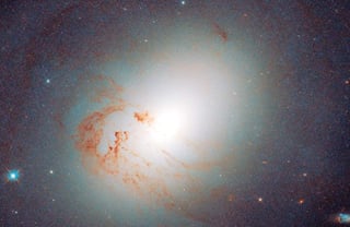 Las galaxias lenticulares se ubican entre los tipos espiral y elíptico, poseen forma de disco, pero ya no forman un gran número de estrellas nuevas, sólo albergan poblaciones de envejecidas, como las elípticas. (ESPECIAL)