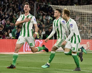 Betis venció 2-1 al Málaga y aseguró un lugar en la próxima Europa League. (EFE)