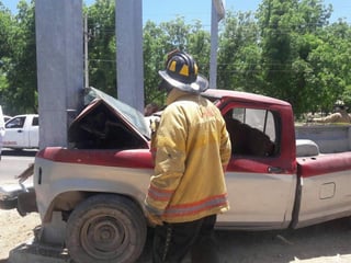 Personal de Cruz Roja y Protección Civil acudieron al lugar para auxiliar al lesionado que fue trasladado al Hospital General 450 de la ciudad de Durango. (ESPECIAL)