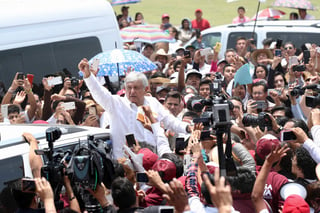 López Obrador expresó que acudió a Orizaba para apoyar a Cuitláhuac García, candidato por la coalición Juntos Haremos Justicia al gobierno de Veracruz, porque no se trata nada más de ganar la Presidencia de la República, sino la gubernatura. (EL UNIVERSAL)