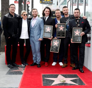 Timberlake, Chasez, Lance Bass, Joey Fatone y Chris Kirkpatrick posaron para las fotos de su nueva estrella del Paseo de la Fama en Hollywood Boulevard, cerca de La Brea Avenue. (AP)