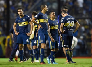 Los jugadores Lisandro Magallán, Paolo Goltz, Carlos Tevez y Leonardo Jara, de izquierda a derecha, del club argentino Boca Juniors. (AP)