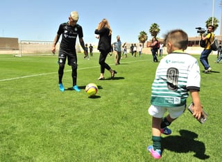 Los pequeños goleadores de la Copa Internacional Santos Peñoles, convivieron un rato en el Día del Niño con los Guerreros. (Fotos Erick Sotomayor)