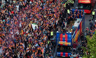 El autobús con los jugadores del Barcelona durante la celebración de su vigésimo quinto título de liga. (EFE) 