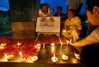 Unidos. Compañeros de los periodistas muertos en el ataque suicida los recordaron. (AP)