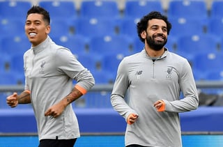 Los jugadores del Liverpool (i-d), el extremo egipcio del Liverpool Mohamed Salah, y el delantero brasileño Roberto Firmino, asisten a un entrenamiento en el estadio Olímpico en Roma, Italia. (EFE)