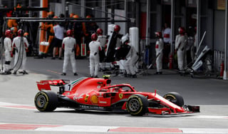 El piloto de Ferrari Kimi Raikkonen sale de fosos durante el Gran Premio de Azerbaiyán en Bakú, el domingo 29 de abril. (AP)