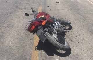 Una motocicleta, en la que viajaban los dos occisos chocó contra un camión materialista. (EL SIGLO DE TORREÓN)