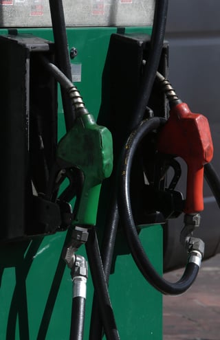 El encarecimiento de la gasolina Premium es el resultado, en parte, de que México no produce ni 1% de las ventas nacionales y tiene que comprar a Estados Unidos casi toda la que consumen los mexicanos. (ARCHIVO)