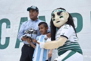 Lino Juárez, responsable de las Academias Santos Peñoles de Futbol, hace entrega del trofeo de campeón goleador de su categoría a Arath Araiza Estrada. (Fotos de Jesús Galindo)