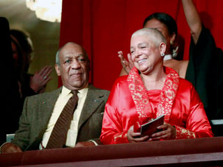 La esposa de Bill Cosby reclamó el jueves que se investigue penalmente al fiscal que logró la condena del comediante de 80 años. (ARCHIVO)