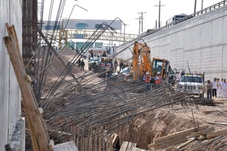 El desprendimiento en el talud del lado norte del Metrobús en Torreón no afectará los tiempos de ejecución de la obra, informó el Gobierno del Estado. (FERNANDO COMPEÁN)