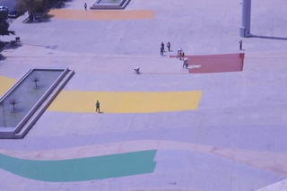 Se perdió. El diseño tipo dunas en el concreto estampado de 2012, desapareció bajo los colores. (FERNANDO COMPEÁN)
