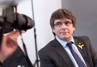La pequeña mayoría separatista en el Parlamento votó a favor de permitir la juramentación del presidente del consejo de ministros catalán sin su presencia y que pueda gobernar desde el exterior. (ARCHIVO)