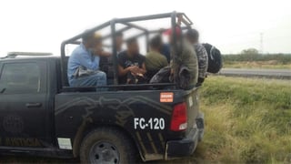 Un grupo conformado por 11 connacionales deportados por los Estados Unidos, fueron auxiliados por elementos de Fuerza Coahuila destacamentados en el municipio de Guerrero. (ESPECIAL)