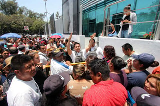 Familiares de los policías detenidos en el municipio de San Martin Texmelucan esperaban afuera de las instalaciones de la Fiscalía General del Estado de Puebla para recibir información de sus familiares. (EL UNIVERSAL)