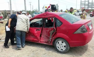 Debido al golpe, el auto quedó comprimido en la parte delantera izquierda terminando atrapada la conductora en la unidad. (EL SIGLO DE TORREÓN)