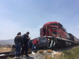 El accidente, registrado alrededor del mediodía de este viernes en el cruce de la vía del tren de la carretera a Mieleras, cerca del ejido El Manantial. (EL SIGLO DE TORREÓN)