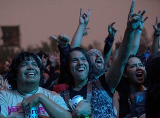 Los fieles fans del metal siguen la fiesta y disfrutan al máximo a cada uno de los grupos y las actividades de este encuentro. (AP)