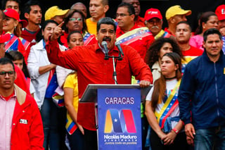 “Quedan 15 días, la oligarquía ha pedido que se suspendan las elecciones. Yo respondo que llueve, truene o relampaguee el 20 de mayo habrá elecciones y el pueblo elegirá presidente”, dijo Maduro, quien buscará la reelección. (EFE)