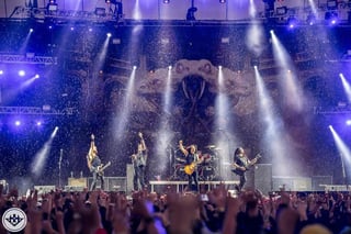 De la Tierra, la banda latinoamericana formada en 2013 por integrantes de agrupaciones como Sepultura, Maná, A.N.I.M.A.L y Puya, iniciaron su actuación al filo de las 17:20 horas, dejando el alma en cada interpretación. (TWITTER)