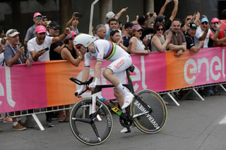Tom Dumoulin se puso de líder del Tour al ganar la contrarreloj con un tiempo de 12 minutos y dos segundos. (EFE)