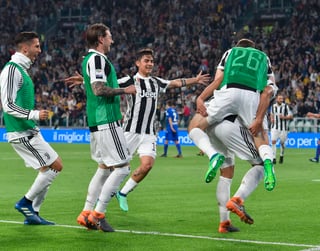 Los jugadores de Juventus celebran el segundo tanto, anotado por Sami Khedira en la victoria 3-1 sobre Bolonia. (AP)