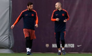 Lionel Messi (i) busca terminar como el goleador de la Liga y ganar la Bota de Oro, mientras que Andrés Iniesta (d) jugará el último clásico español, ya que dejará al club al finalizar la temporada. (AP)