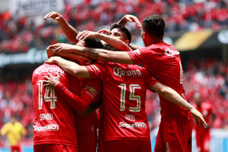 Los jugadores del Toluca celebran el gol de Rubens Sambueza desde un tiro libre. (Jam Media)