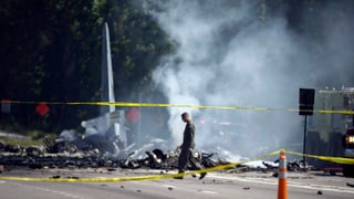 “Simplemente cayó del cielo y ahora está en llamas”, dijo una mujer que llamó a los operadores de la línea de emergencia tan pronto como el avión se impactó en el suelo a alrededor de las 11:27 horas del miércoles. (ARCHIVO)