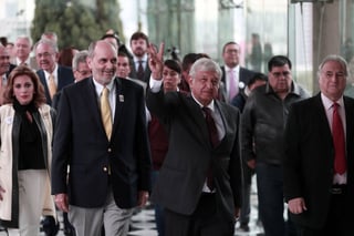Amor y paz. López Obrador habló con empresarios en el Foro Nacional de Turismo, ayer en el Castillo de Chapultepec. (EL UNIVERSAL)