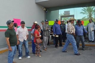 Movimiento. De forma pacífica, campesinos tomaron las instalaciones de la FND en Torreón. (GUADALUPE MIRANDA)