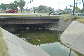 Insalubre. Aguas verdes son las que corren por el canal El Tajito previo al inicio del riego de auxilio del Ciclo Agrícola. (GUADALUPE MIRANDA)