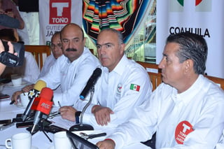 Comitiva. Acompañaron a Calzada, el dirigente del PRI estatal, Rodrigo Fuentes, y Hugo Dávila del Comité Municipal. (FERNANDO COMPEÁN)