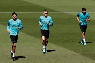 Bale (c), que no podía jugar en el Sánchez Pizjuán al tener que cumplir ciclo de amonestaciones, publicó la imagen de su tercer hijo en sus redes sociales. (ARCHIVO)