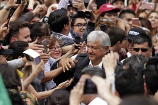 'No es egocentrismo', dice Andrés Manuel López Obrador, candidato a la Presidencia de la República por la coalición Juntos Haremos Historia, al invitar a los electores a descargar su aplicación para teléfonos móviles disponible para iOS y Android. (NOTIMEX)