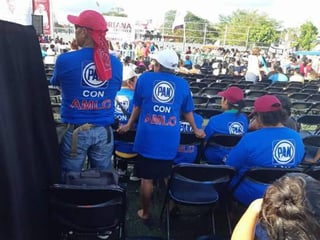 Virales. En diferentes eventos de López Obrador, han aparecido simpatizantes con camisas que dice PAN con AMLO.