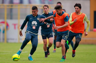 Oribe Peralta durante el entrenamiento de las Águilas del América, de cara a la semifinal de ida a celebrarse en Torreón, mañana a partir de las 7:30 de la tarde. América sufre en semifinales