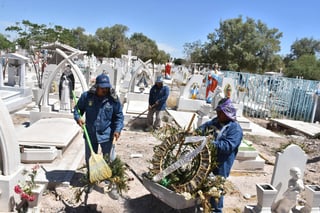 Limpieza. Personal del Municipio efectuó labores de limpieza en los cementerios. (EL SIGLO DE TORREÓN)