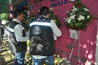 Operativo. Ayer, personal de la Profeco recorrió el mercado de las flores en Torreón para colocar los preciadores en la mercancía. (GUADALUPE MIRANDA)