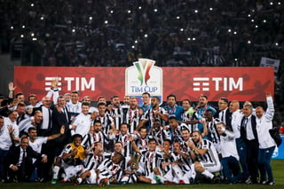 La Juventus derrotó 4-0 al Milan y conquistó su cuarto título al hilo de la Copa italiana, rompiendo su propio récord. (EFE)